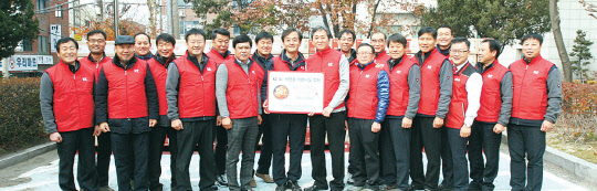 KT는 연말연시 어려움을 겪고 있는 소외계층 이웃을 위해 김장 김치 5000kg을 경기 광주시 밀목지역 아동센터를 비롯한 경기도내 총 47개 센터에 전달했다고 8일 밝혔다. 김재현 KT수도권강남본부장 전무(오른쪽 일곱번째)와 한창성 KT노조 강남지본 위원장(오른쪽 여덟번째)이 임직원들과 함께 김치를 전달한 후 기념촬영을 하고 있다.     KT 제공